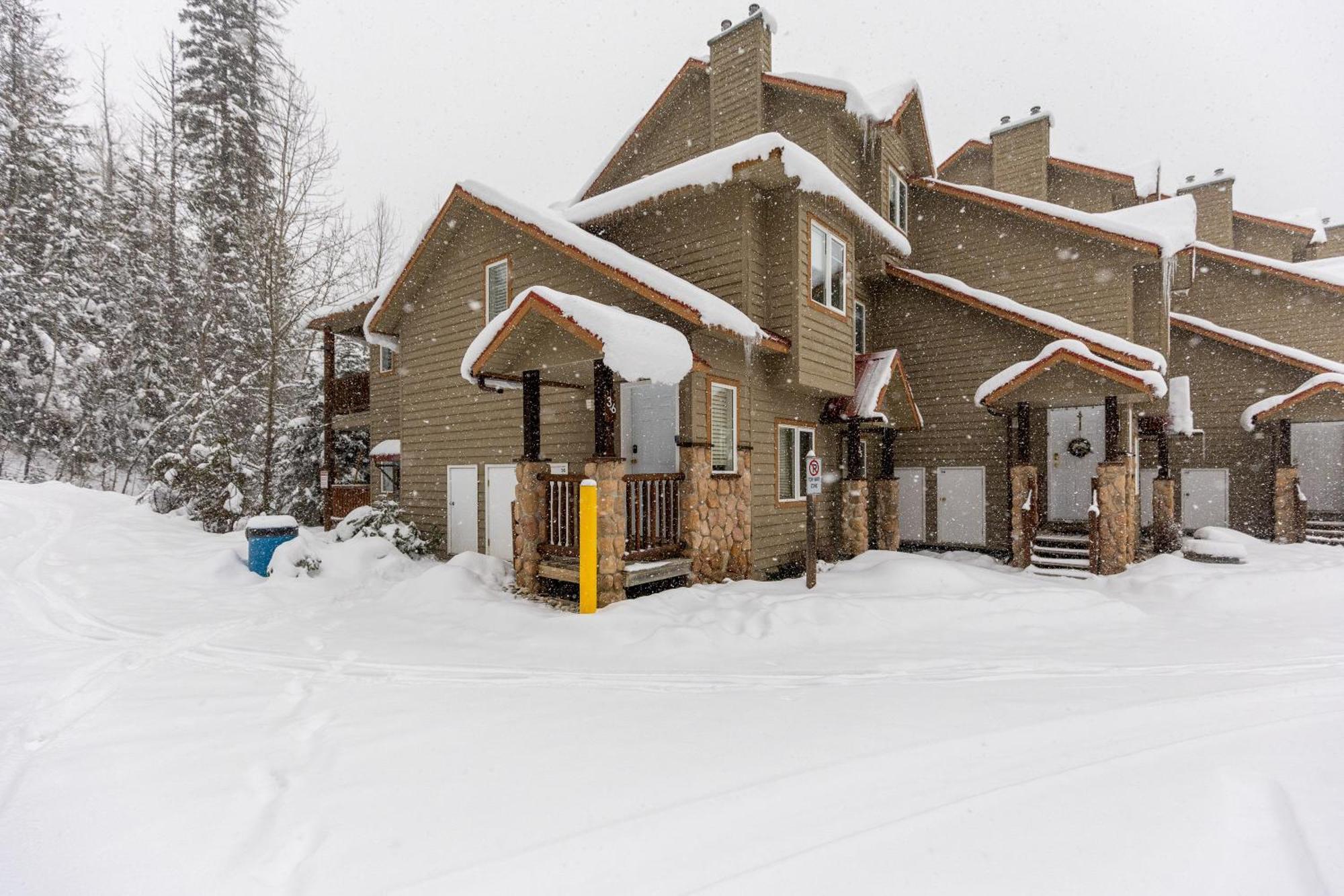 Stone Creek Chalets By Fernie Central Reservations Exterior photo