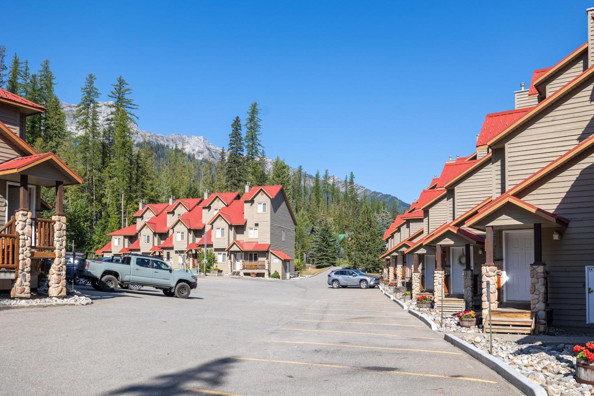 Stone Creek Chalets By Fernie Central Reservations Exterior photo